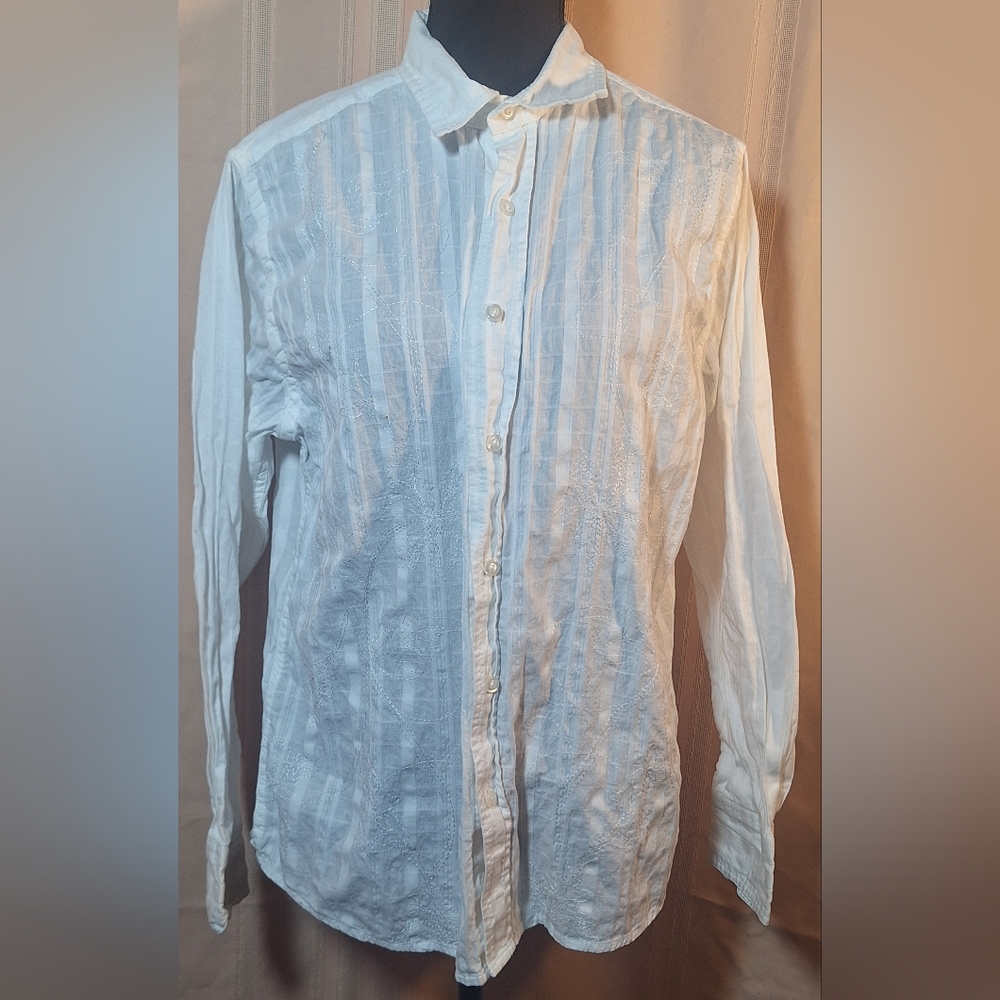 UTILITY Elegant White Button Down Shirt with Delicate Embroidery Accent